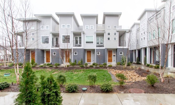 Chestnut Hill House | Ultra Modern Pad - Mins To D'Town - Comfy Beds