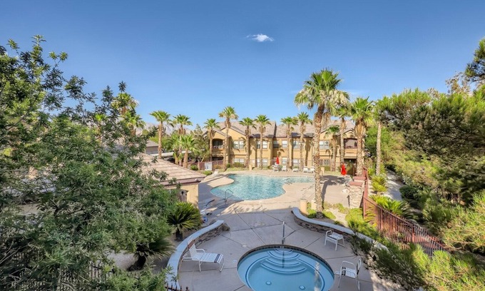 Las Vegas Condo | Ultra-modern poolside condo with mountain view