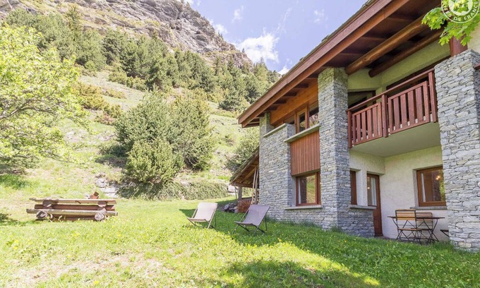 Lanslevillard House | Ultra-privileged location for this gîte in the heart of the Val Cenis Vanoise ski area (125 km of ski trails).