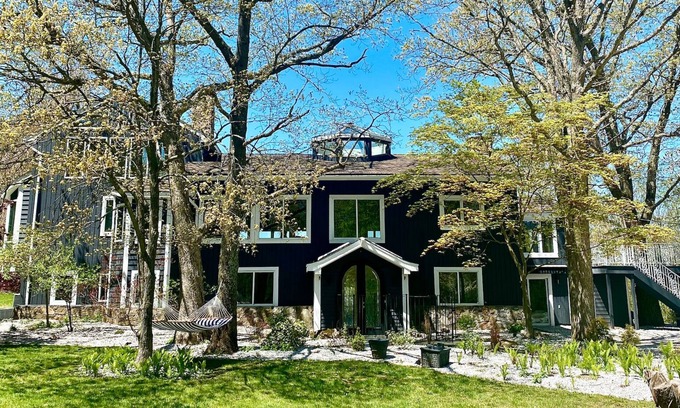 Mahopac House | Ultra Secluded mountaintop mansion amazing views-hot tub-arcade