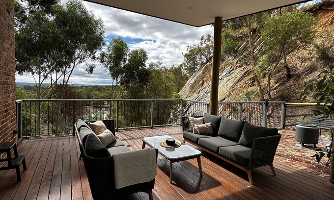 Byford Ski Chalet | Umatah Retreat Chalet: Luxury bush retreat with water & city views