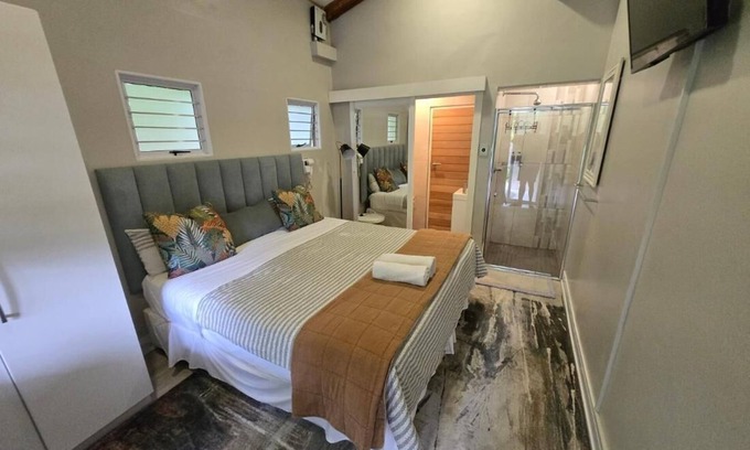 La Lucia House | Umhlanga Lodge Private entrance and dining area