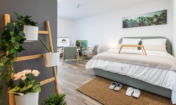 Ostend Apartment | Umquam Frankfurt l Modern Studio and good located King Bed Balcony