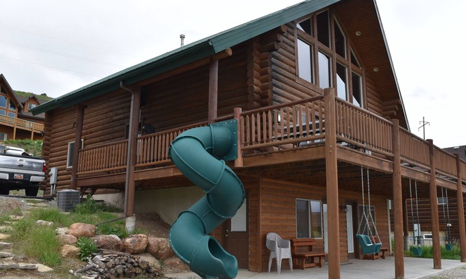 Harbor Village Cabin | Unbeatable view; hot tub; theater; 9’ spiral slide; arcade games; coupons&treats