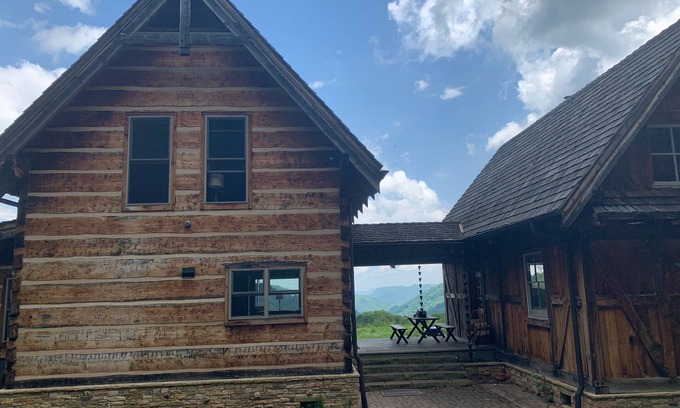 Hot Springs Cabin | Unbelievable 41 mile views from atop this mountain retreat! Totally private!