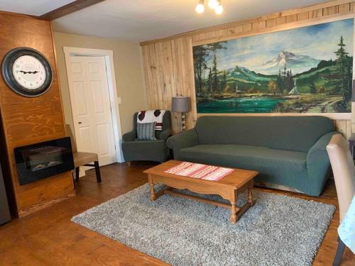 Golden House | Uncle Bills Cabin Entire home 6 min south of town