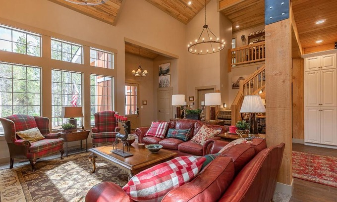 Island Park House | Uncle Chris Cabin by KABINO Air Conditioning Smart TVs Chefs Kitchen Spacious WiFi Grill Bills Island Reservoir Fishing