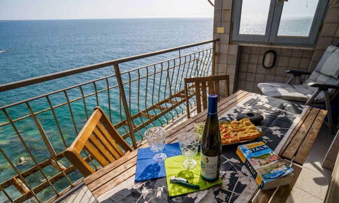 Vernazza Apartment | Unda de Ma Apartment with AC and Sea View Balcony