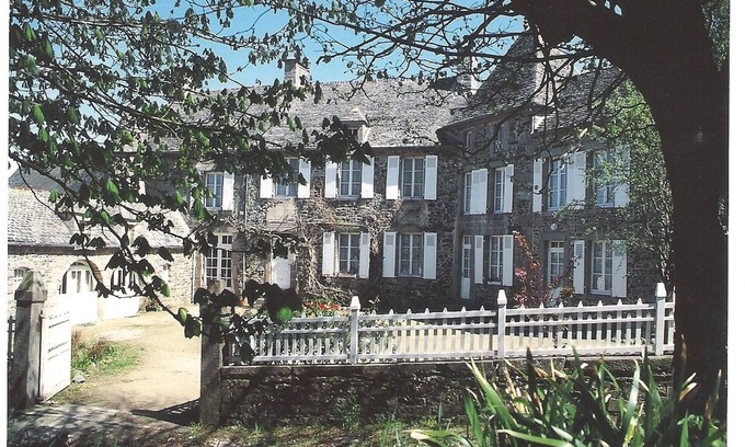 Siouville-Hague House | Under the chestnut cottages near the sea on the grounds of the manor Valciot