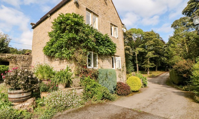 Hoylandswaine Cottage | UNDERBANK HALL COTTAGE, pet friendly, with a garden in Stocksbridge
