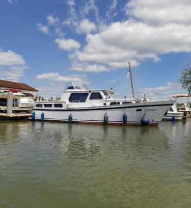 Nevers Boat Rental | Une nuit sur l'eau à bord de l'IDEAAL