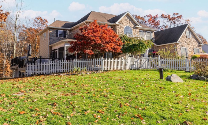 Highland House | Unforgettable Family Vacation, Hot tub, Pool, Fire Pit, Pets OK!