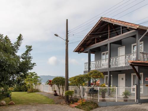 Ubatuba Villa | Unidade do térreo: casa à beira mar XJ6722