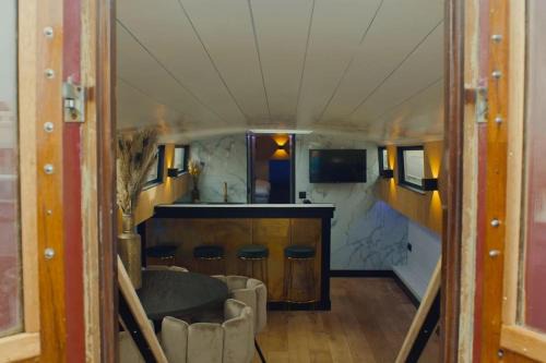 Spaarndam Boat Rental | Unieke beleving op het water, de Prinsenboot.