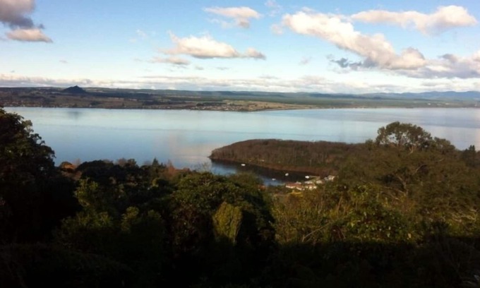 Acacia Bay House | Uninterrupted lake views, sun and privacy. A traditional family friendly home.