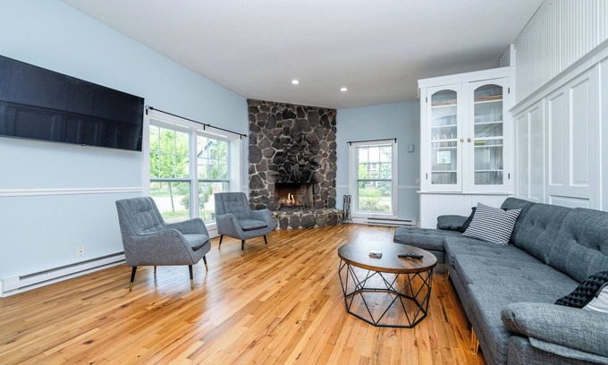 Union Pier Cottage | Union Pier Cottage Close To Everything! One Of Three Units!
