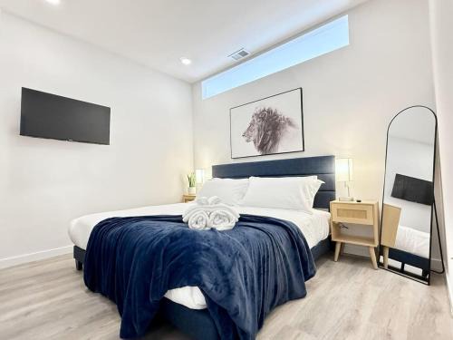 Poplar Apartment | Unique 1BR King with Gym