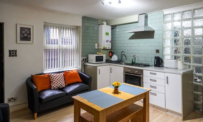 Headingley Apartment | Unique 2-bed Cottage Flat in Headingley, Near Universities and Shops, Ground