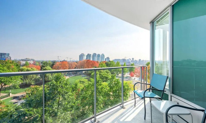 Crosstown Condo | ★Unique★ 3br/2ba Beautiful Garden View Pool+Hot Tub+Sauna+Large Free Parking