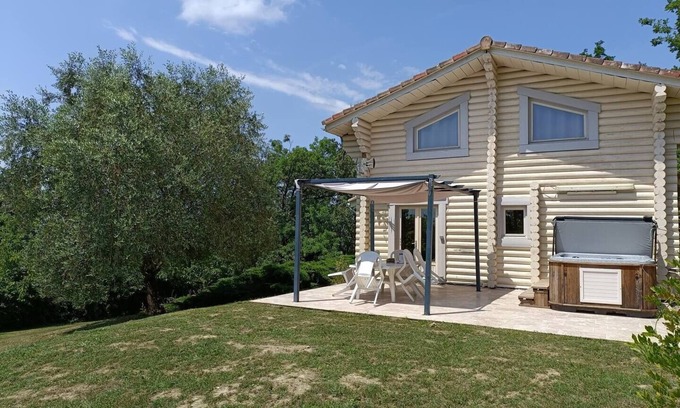 Monbahus Ski Chalet | Unique and atypical log cabin