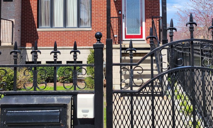 Bronzeville House | Unique and Chic Townhome