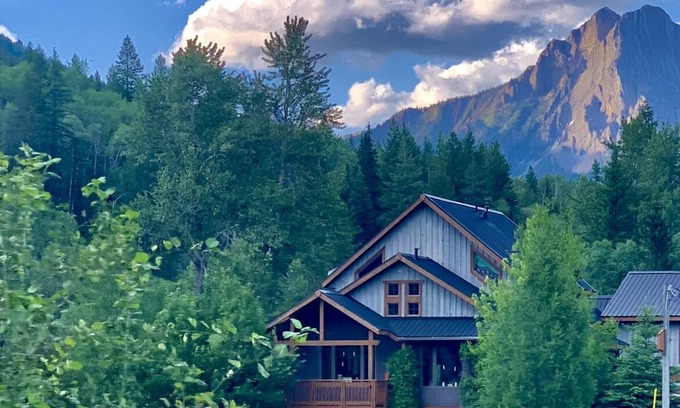 East Kootenay House | Unique and Cozy Eco Friendly Straw Bale Home in Mountain Town