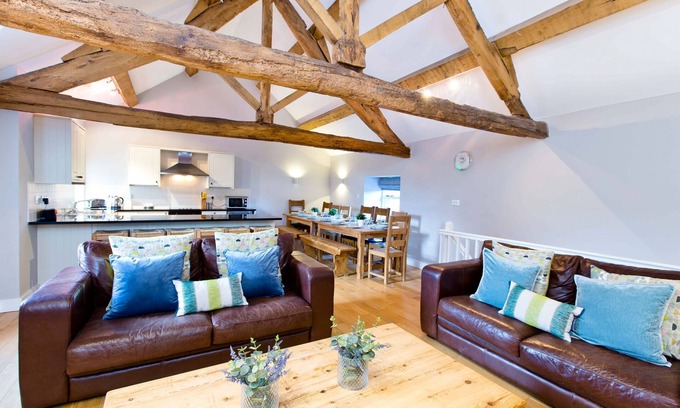 Hurdlow House | Unique barn conversion, sleeps up to 6 in 3 bedrooms, near to High Peak Trail.