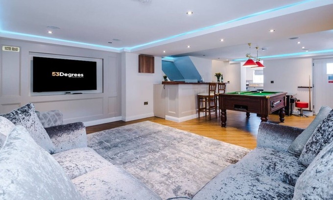 Tarporley House | Unique Barn with Pool Table & Private Bar | 53 Degrees Property | Sleeps 4