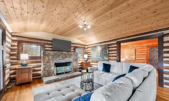 Leicester House | Unique Cabin With Hot Tub Close to Town