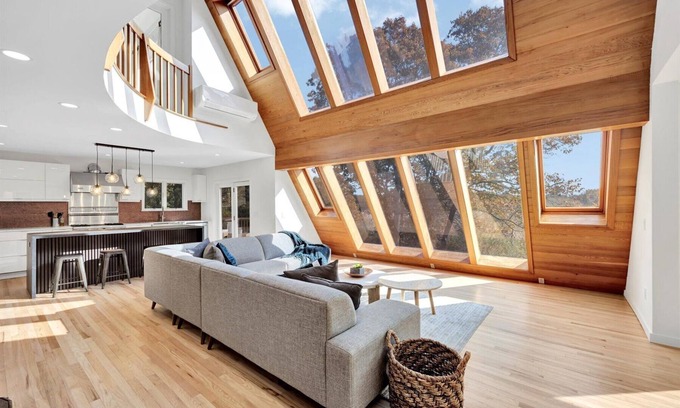 West Barnstable House | Unique Contemporary, Luxurious,MarshViews/Hottub/5mins drive to beach/Large Grps