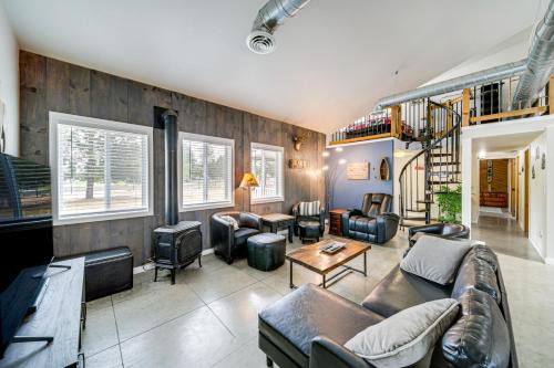 Davenport House | Unique Country Farmhouse Near Lake Roosevelt