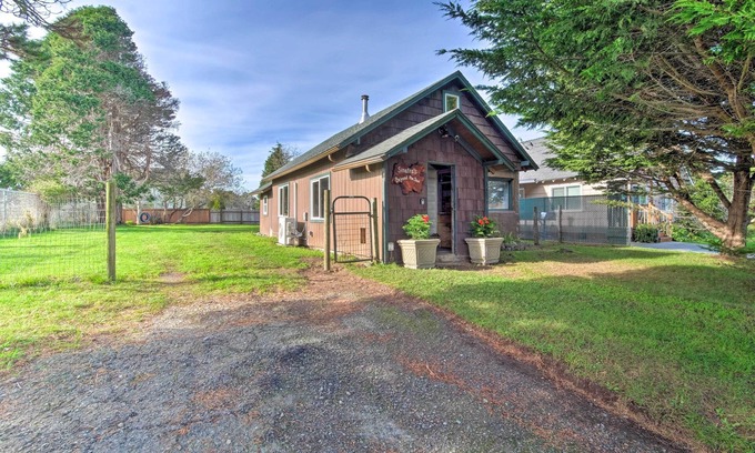 Crescent City North Cabin | Unique Dog-Friendly Log Cabin: Short Walk to Ocean