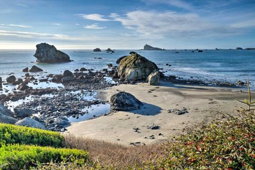 Crescent City North House | Unique Dog-Friendly Log Cabin Short Walk to Ocean
