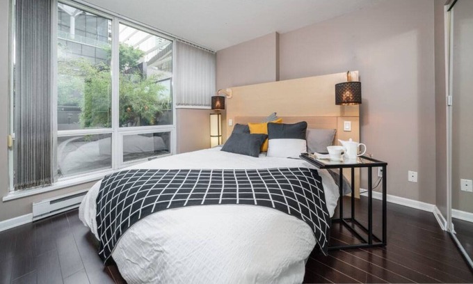Coal Harbour Apartment | Unique downtown urban oasis!