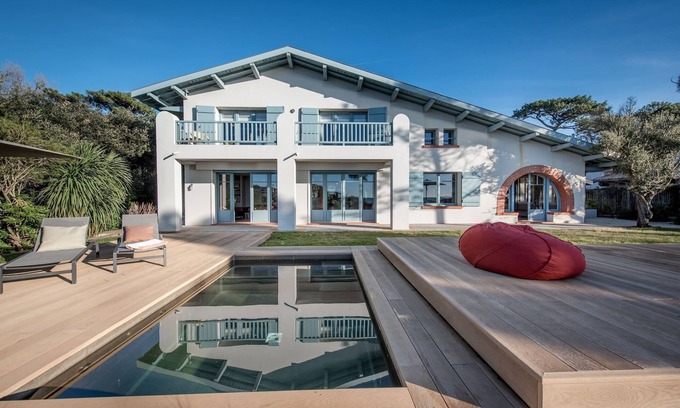 Pyla-sur-Mer Villa | Unique. Elegant Villa with private access to the Bassin