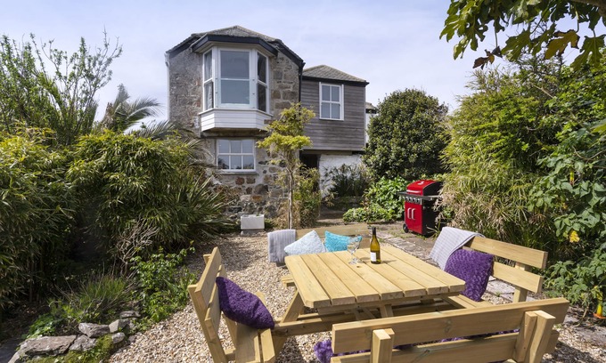 St Ives House | Unique Farmhouse, 150 metres Porthmeor Beach