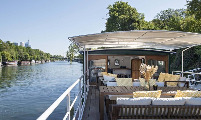 17th Arrondissement Batignolles-Monceau Boat Rental | Unique.
