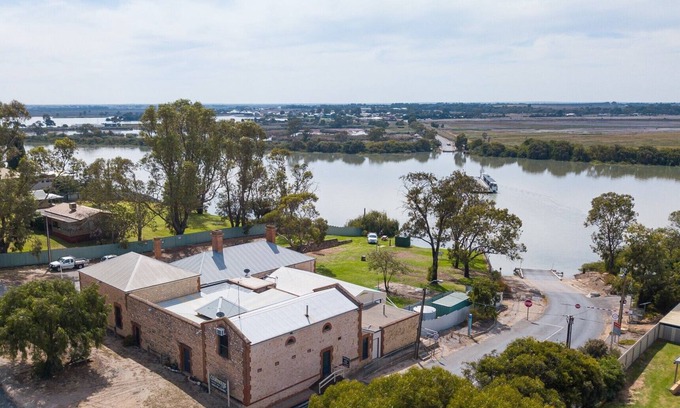 Wellington House | Unique group accommodation on the Murray River