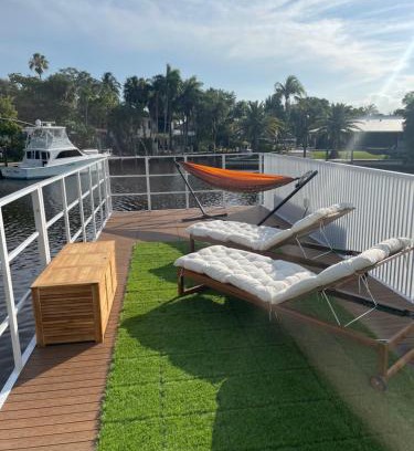 Sailboat Bend Boat Rental | Unique Houseboat Modern and New