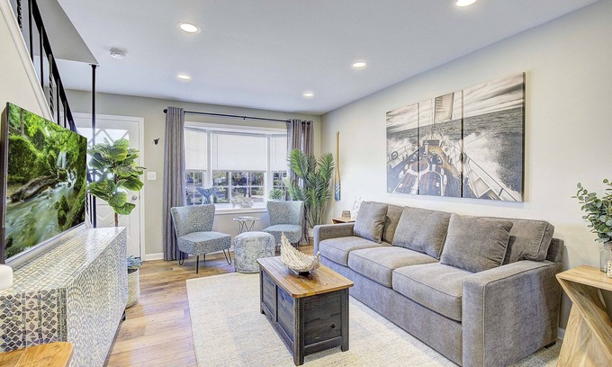 Annapolis House | Unique Listing! Entire Downtown Triplex w/Private Parking. Sleeps 12-18. Pets ok