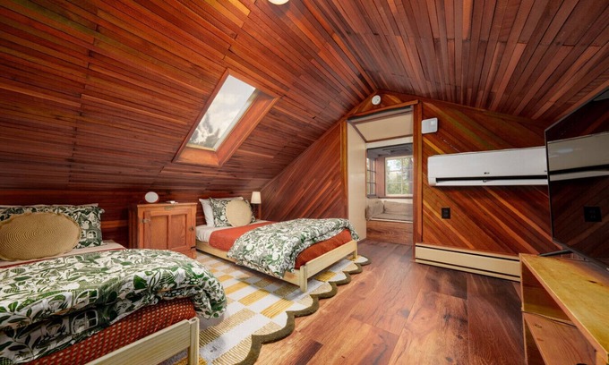 Aspen Brook House | Unique mountain cabin|King bed|Fireplace