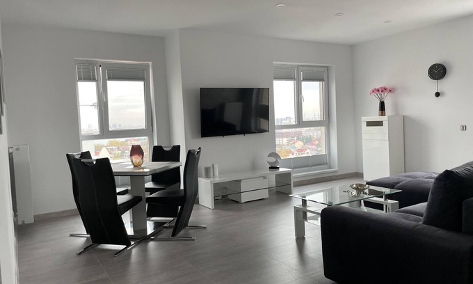 Militari Apartment | Unique Penthouse Lakeview W19