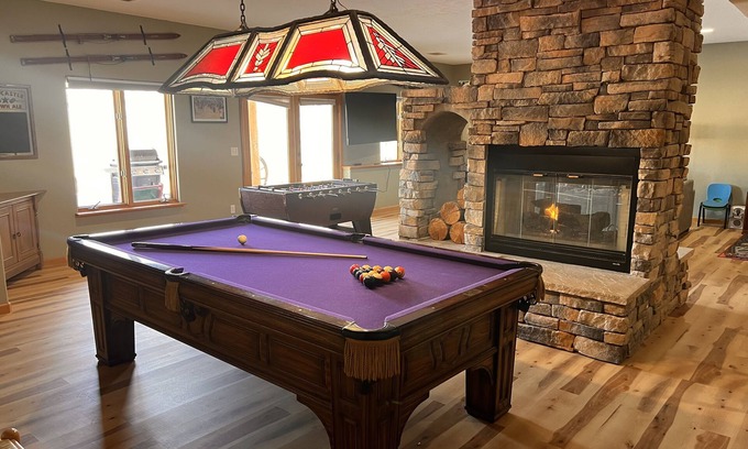 Gypsum House | Unique private in town retreat. Hot tub, game room. Vail, Glenwood Springsn
