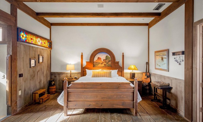 Oak Creek Villa | Unique romantic villa in the heart of The Village of Oak Creek next to Bell Rock