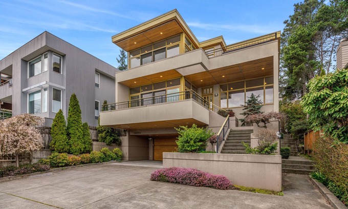 Lake Forest Park House | Unique Seattle Gem: 5 bedrm w/stunning lake views