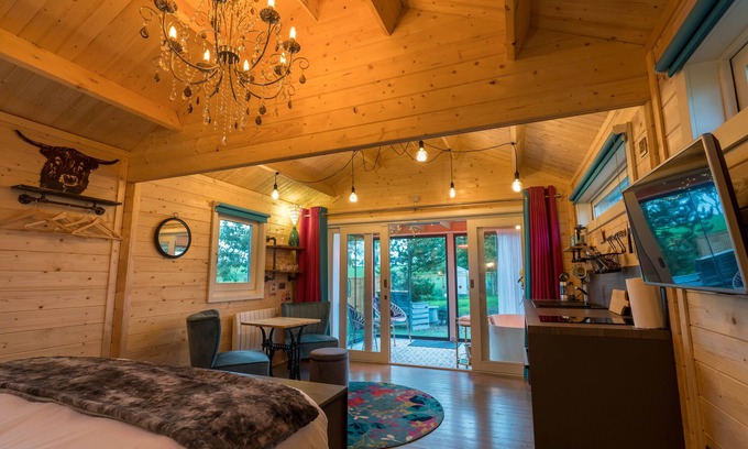 Fintry Cabin | Unique Spacious Heated Lodge With Enclosed/open air Bathtub and Outdoor Seating