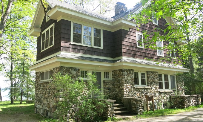 Elk Rapids House | Unique & Spacious 5-bedroom on Sandy Shores of of Elk Lake
