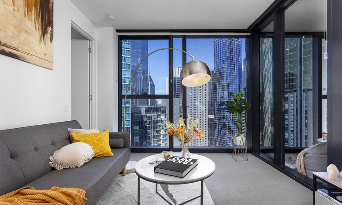 Carlton South Apartment | Unique & Spacious Retreat - Cozy Balcony City View