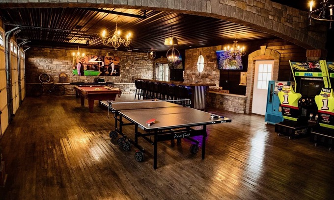 Stroudsburg Cabin | UNIQUE STAY, HOT TUB, MOVIE THEATER, BAR, GYM