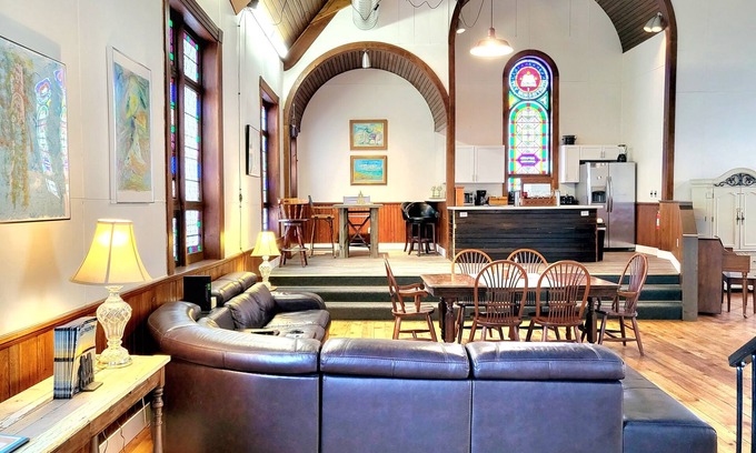 Durand House | Unique stay! Renovated historic church.